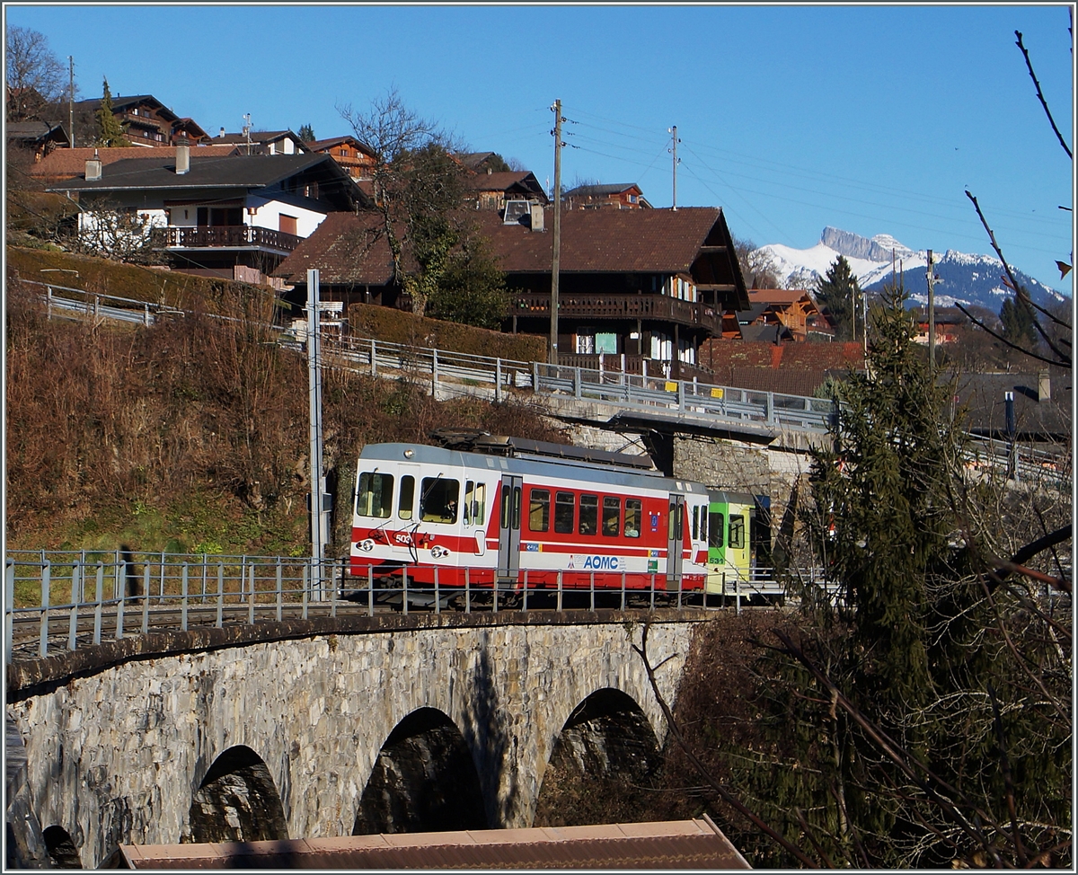 Der AOMC BDeh 4/4 503 mit Bt als Regionalzug 36 von Aigle nach Champéry hat die Haltestelle  Pont de Chemex  verlassen und erreicht in Kürze  Chemex. Interessant, im Bereich der relativ kurzen Brücke werde vier Strassen unterbrückt, gekreuzt oder überbrückt.
Das Bild bereitet durch die Kurvenschräglage des Zuges und die schiefen Telegrafenmaste etwas Schwierigkeiten beim Ausrichten. Ich hoffe nur der Eindruck und nicht das Bild ist schief...
 7. Jan. 2015