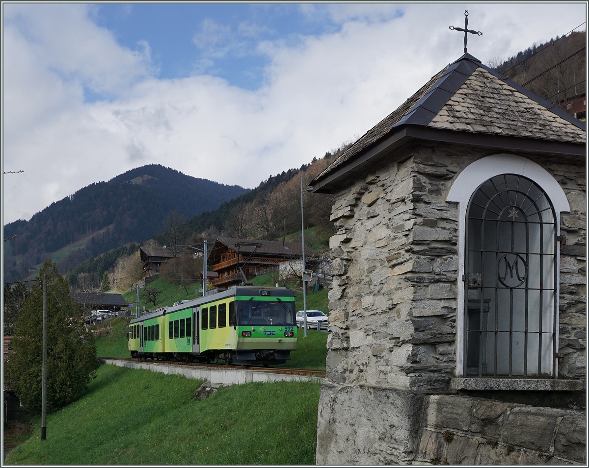 Der AOMC Beh 4/8 592 auf der Fahrt nach Champéry kurz nach Troitorrens.
7. April 2016