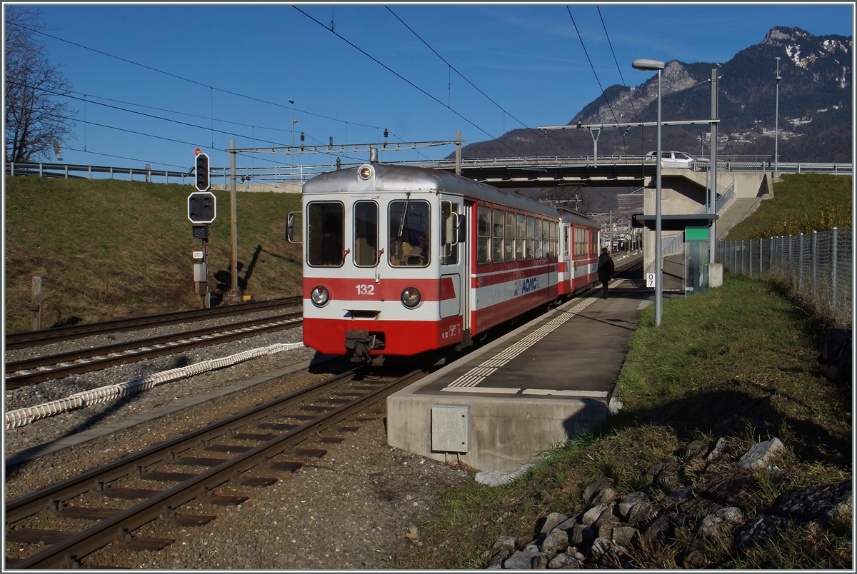 Der AOMC Regionalzug 134 von Aigle nach Monthey Ville macht an der Haltestelle Aigle Hopital einen kurzen Halt.
25. Jan. 2016
