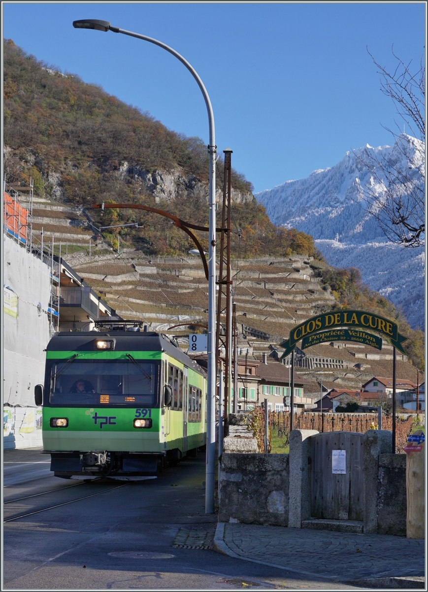 Der AOMC/ASD Beh 4/8 591 ist als Regionalzug 431 von Les Diablerets nach Aigle unterwegs und erreicht in Kürze die Haltestelle Aigle-Place-du-Marché (ASD). Auf diesem Abschnitt fährt der Zug mitten auf der Strasse und weiterhin unter der wohl aus der Eröffnungszeit stammenden Fahrleitungsanlage.

3. Dezember 2023