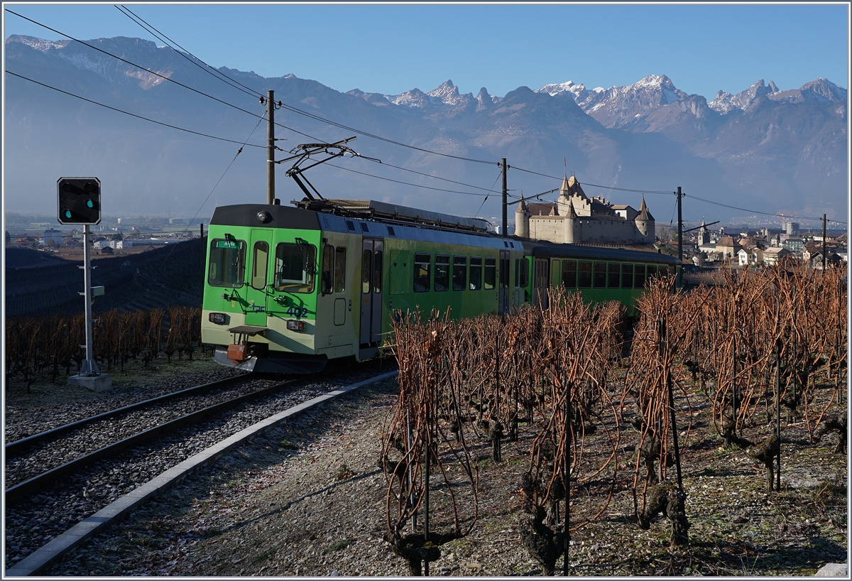 Der ASD BDe 4/4 402 mit seinem Bt 432 auf der Fahrt nach Aigle in den Weinbergen von Aigle.
14. Dez. 2016