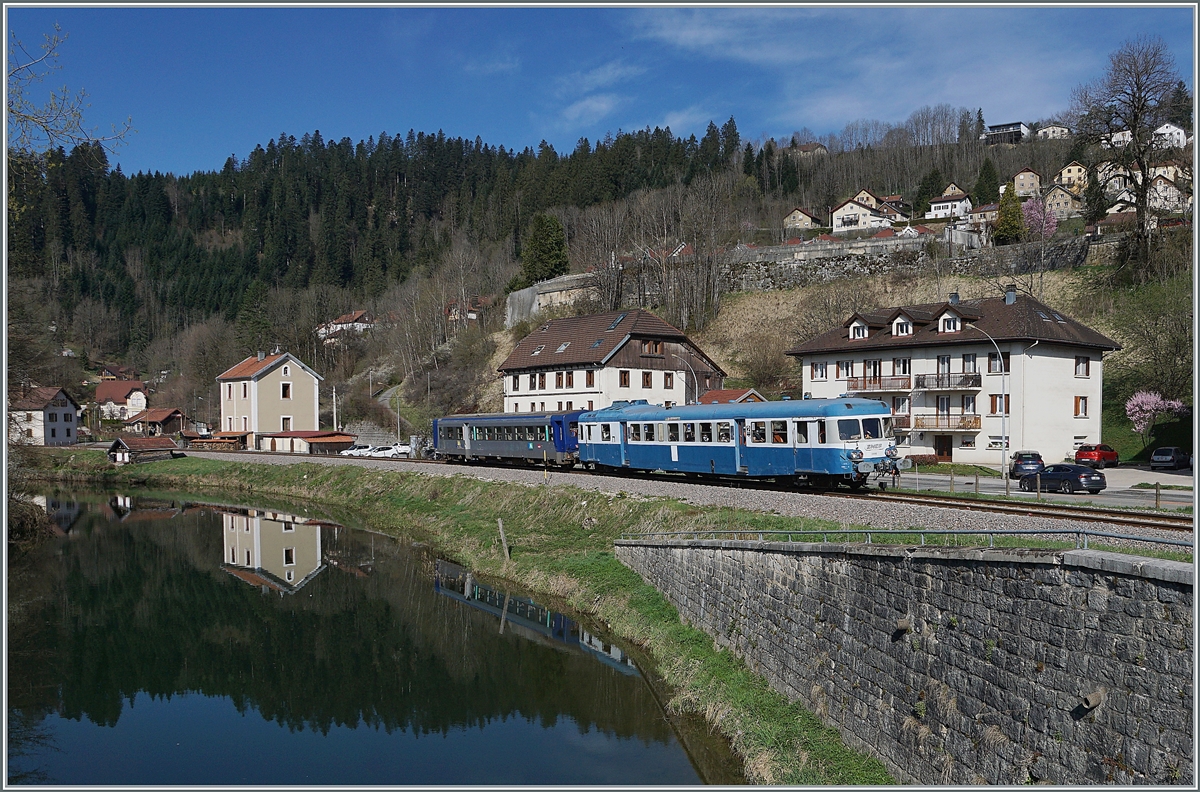 Der  Assosiation l'autrail X2800 du Haut Doubs  X 2816 mit Beiwagen erreicht im Rahmen einer Ostersonderfahrt in Kürze sein Ziel Morteau. 

16. April 2022