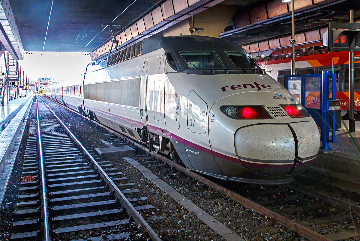 
Der AVE (Alta Velocidad Española) Tz 17 (96 71 9-100 217-9) der RENFE steht am 27.03.2015 im Bahnhof Marseille-Saint-Charles.

1992 begann in Spanien das Hochgeschwindigkeitszeitalter. Die Eisenbahngesellschaft RENFE orderte beim französischen TGV-Hersteller GEC Alsthom 18 AVE-Züge, die vom TGV Atlantique abgeleitet wurden und viele Jahre lang auf der Schnellfahrstrecke  Madrid – Sevilla  ihren Dienst verrichteten. Im Jahr 2010 erhielten die fast baugleichen breitspurigen Euromed-Züge der Serie 101 Normalspurdrehgestelle. Damit wurden sie zur AVE-Flotte der Serie 100 hinzugefügt. Zehn der nun insgesamt 24 Garnituren hat die RENFE für den internationalen Einsatz nach Frankreich umbauen lassen. 

Im Prinzip entspricht der AVE der Serie 100 dem TGV der zweiten Generation, gerade im Hinblick auf die technischen Elemente. Zwischen den beiden Triebköpfen mit jeweils maximal 4.400 Kilowatt Antriebsleistung befinden sich jedoch nur acht statt zehn Mittelwagen. Dadurch ist der Zug in der Lage, auf der lang anhaltenden Steigung von Cordoba hinauf in die 600 Meter höher gelegene Sierra Morena wenigstens eine Geschwindigkeit von 250 km/h beizubehalten. Interessanterweise übernahm man nicht das in Frankreich übliche Zugbeeinflussungssystem  TVM , sondern die deutsche Linienzugbeeinflussung. Das war sicherlich nur ein kleiner Trost für die deutsche Bahnindustrie, die nicht mit ihrem ICE gegenüber dem TGV punkten konnte. 

Modifizierungen im Außen- und Innenbereich lassen die spanischen Triebzüge ganz bewusst anders erscheinen als den französischen TGV. Auffallend ist die abgerunderte, aerodynamischere Kopfform aus der Feder einer katalanischen Design-Firma. Das AVE-Logo ist doppeldeutig, denn das Kürzel steht zum einen für das Wort  Hochgeschwindigkeitszug  (Alta Velocidad Española), zum anderen ist  AVE  das spanische Wort für  Vogel , dargestellt durch zwei stilisierte Schwingen unter den Buchstaben.

Technische Daten:
Anzahl der Züge: 24 Züge
Anzahl der Sitzplätze 1. / 2.: 116 / 213 (329 insg.)
Baujahre: 1992 - 1995
Spurweite: 1.435 mm
Stromsysteme: 3 kV Gleichspannung sowie 25 kV / 50 Hz Wechselspannung
Höchstgeschwindigkeit im Plandienst: 300 km/h
Motoren: 8 Dreiphasen-Synchronmotoren
Antriebsleistung des Zuges: 8.800 kW  bei 25 kV AC und 5.400 kW bei 3 kV DC
Anfahrzugkraft: 440 kN
Anzahl der Achsen / davon angetrieben: 26 / 8
Leergewicht: 393 t
Zuglänge: 200,15 m
