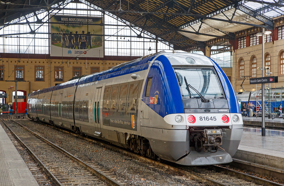 
Der  B 81645 - B 81646  Touloubre  ein vierteiliger Hybrid BGC-AGC-Triebzug (bimode) der SNCF TER Provence-Alpes-Côte d'Azur ist am 25.03.2015 in den Bahnhof Marseille Saint-Charles eingefahren. 

Die SNCF-Baureihe B 81500 Zweikraftversion (BGC / bimode) des autorail à grande capacité (AGC) des Herstellers Bombardier, sie können sowohl mit Dieselantrieb als auch elektrisch unter 1,5 kV Gleichspannung fahren. Den B 81500 gibt es als dreiteiligen und vierteiligen Zug. Ein Triebzug jeweils zwei angetriebene Enddrehgestelle, die dazwischen liegenden Drehgestelle sind Jakobs-Drehgestelle. Der Autorail Grande Capacité kurz AGC (deutsch: „Triebwagen mit großer Kapazität“) ist ein Triebzug der von Bombardier in Crespin für die SNCF gebaut wurde. 
