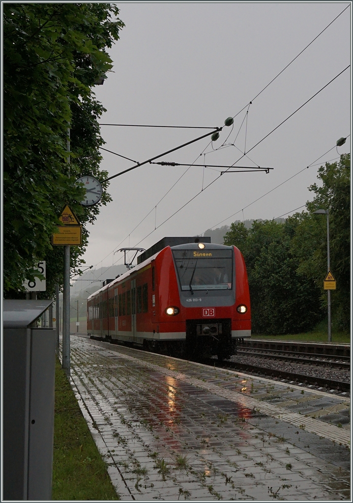 Der Babyquietschie 426 013-9 auf dem Weg nach Singen beim kurzen Halt in Bietingen.
17. Juni 2016