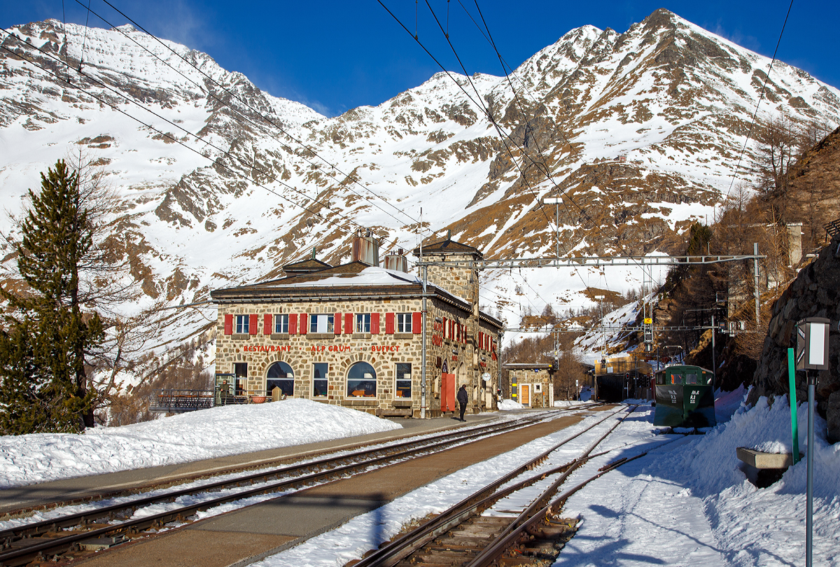 
Der Bahnhof Alp Grüm (2091 m ü. M) am 20.02.2017. Die Bahnstation Alp Grüm der Rhätischen Bahn (RhB) liegt an der Berninalinie von Pontresina nach Tirano. Sie befindet sich an der Südseite des Berninapasses und ist der letzte Bahnhof der Strecke im deutschen Sprachraum. Das heutige Bahnhofsgebäude, zugleich Buffet und Hotel, wurde 1926 eröffnet.

Die Strecke von Ospizio Bernina nach Poschiavo, an der der als Kreuzungsstation konzipierte Bahnhof liegt, wurde am 5. Juni 1910 von der Bernina-Bahngesellschaft eröffnet.

Vom Bahnhof hat man, vor allem dank der südlich der Station tiefer liegenden 180°-Kurve (Himmelskurve), einen weiten Ausblick auf den Palü-Gletscher, Lago Palü und ins Puschlav. Ab hier schlängeln sich die Züge der RhB in engen, teilweise überdachten Kurven und Kehren sowie durch fünf Kehrtunnel mit einem Gefälle von bis zu 70 ‰ hinunter ins Puschlav (italienischsprachige Schweiz).
