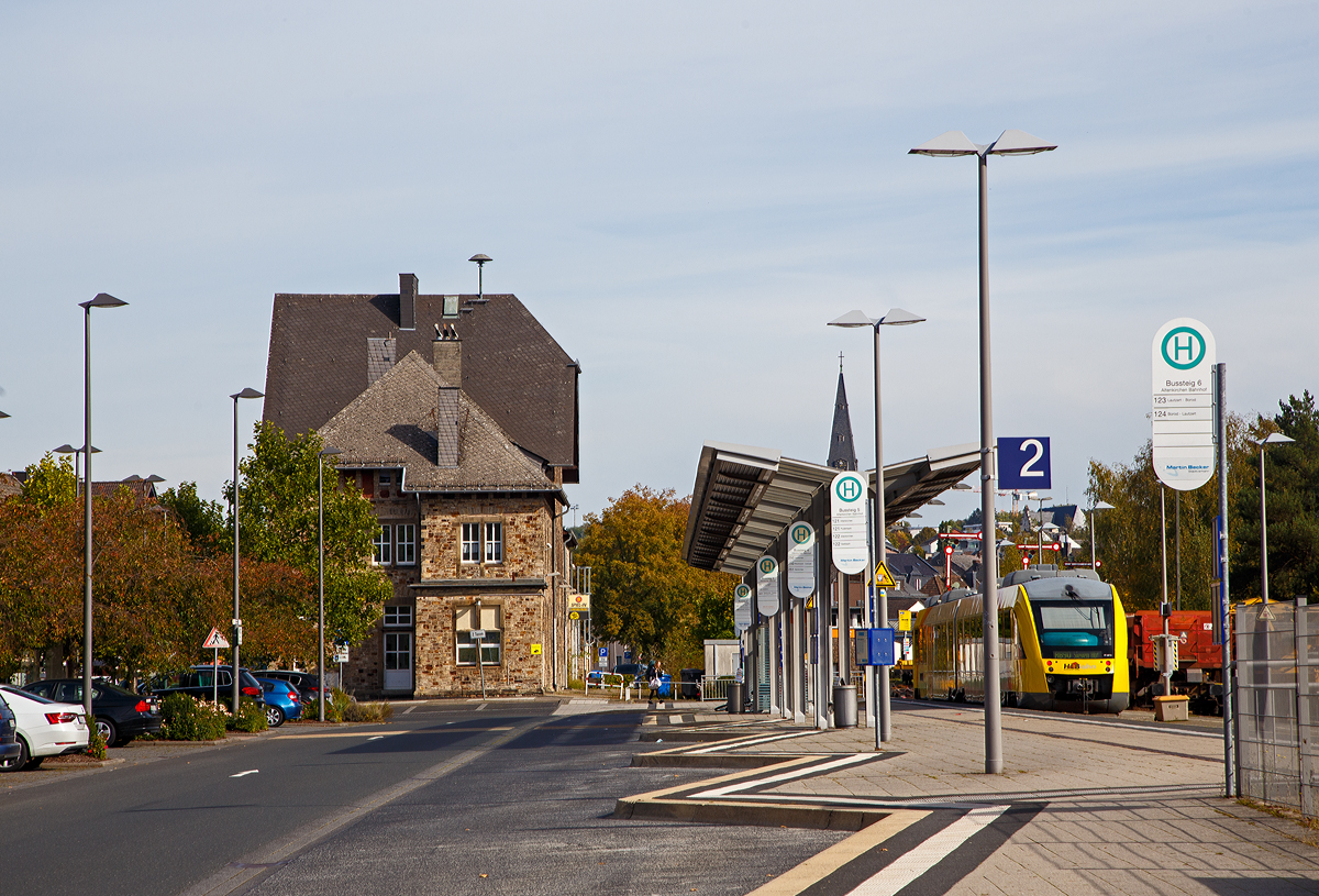 Der Bahnhof Altenkirchen (Westerwald) am 10.10.2021.

Der Bahnhof Altenkirchen (Westerw) ist der Bahnhof der rheinland-pfälzischen Kreisstadt Altenkirchen (Westerwald). Er liegt an Streckenkilometer 65,1 der als Oberwesterwaldbahn (KBS 461) bezeichneten Bahnstrecke Limburg–Altenkirchen sowie an Streckenkilometer 61,1 der Bahnstrecke Engers–Au, auch als Holzbachtalbahn bezeichnet. Der Bahnhof wurde am 1. April 1885 mit dem Streckenabschnitt Altenkirchen–Hachenburg der Oberwesterwaldbahn eröffnet. im Jahr 1887 wurde die Bahnstrecke Siershahn–Altenkirchen (Holzbachtalbahn) eröffnet, im gleichen Jahr am 1. Mai die Weiterführung der Oberwesterwaldbahn Altenkirchen–Au (Sieg). Damit wurde der Bahnhof Altenkirchen zu einem Trennungsbahnhof.

Das Empfangsgebäude des Bahnhofs Altenkirchen (Westerwald) ist ein stattlicher Typenbau aus Bruchstein. Es wurde um 1883/84 errichtet. Das Empfangsgebäude, ist leider wie viele hier auf den Nebenstrecken, kein DB-Gebäude mehr.
