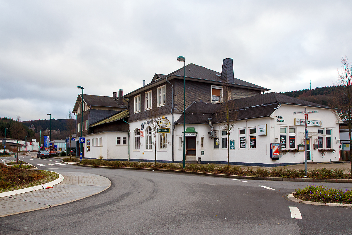 
Der Bahnhof Attendorn (Bahnhofsgeb�ude) am 25.12.2017 von der Stra�enseite.  Links im Hintergrund die Burg Schnellenberg.

Der Bahnhof Attendorn ist der Personenbahnhof der Hansestadt Attendorn an der Finnentrop – Olpe – (Freudenberg), KBS 442. In direkter N�he liegt der Busbahnhof. 

Heute hat der Bahnhof nur noch zwei Bahnsteiggleise. Die H�he der beiden Bahnsteige betr�gt 55 Zentimeter, die Bahnsteigl�ngen betragen 140 Meter. Der Bahnhof Attendorn dient der Regionalbahnlinie 92 „Biggesee-Express“  (Finnentrop – Attendorn – Sondern – Olpe), die st�ndlich zur Symmetrieminute 30 in beide Richtungen bedient wird. In der Regel fahren Z�ge in Richtung Olpe von Gleis 1, Z�ge in Richtung Finnentrop von Gleis 2 ab. 

Eine Kreuzungsm�glichkeit, auf der Strecke Finnentrop – Olpe, besteht heute nur noch in Attendorn, wo zwei befahrbare Gleise vorhanden sind. Die gesamte Strecke inklusive des Bahnhofes Attendorn wird aus dem Stellwerk Finnentrop ferngesteuert.

Leider ist mittlerweile das alte Bahnhofsgeb�ude etwas heruntergekommen und eigentlich einer Hansestadt (Seit 2012 darf Attendorn den offiziellen Zusatz Hansestadt f�hren) nicht w�rdig. 

Die Bahnstrecke Finnentrop–Freudenberg war  44 km lang und besteht aus zwei Teilen:
Die Bahnstrecke Finnentrop–Olpe ist eine 24 Kilometer lange, eingleisige, nicht elektrifizierte Nebenbahn von Finnentrop �ber Attendorn und Olpe im Tal der Bigge. 
Die ehemalige Bahnstrecke Olpe–Freudenberg, ihre 20 Kilometer lange s�dliche Verl�ngerung, wurde stillgelegt und ist heute abgebaut. Der Personenverkehr von Olpe nach Freudenberg wurde am 29. Mai 1983 eingestellt. Gleichzeitig wurde auch der G�terverkehr zwischen Freudenberg und Rothem�hle eingestellt, w�hrend der G�terverkehr Rothem�hle–Olpe noch bis zum 22. Mai 1993 aufrechterhalten wurde. Der Abschnitt Freudenberg–Rothem�hle wurde bereits 1987, der Streckenteil Rothem�hle–Olpe im Jahre 2000 stillgelegt und 2005 abgebaut.