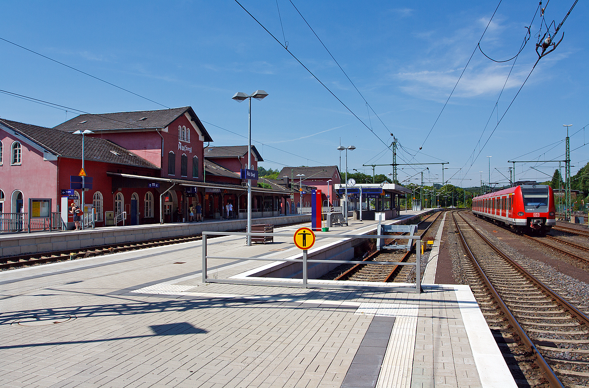 
Der Bahnhof Au (Sieg) am 19.07.2014. 
An der Siegstrecke (KBS 460) und Ende der Bahnstrecke (Engers–)Altenkirchen-Au

Rechts ist 423 555-2 der S-Bahn Köln abgestellt.