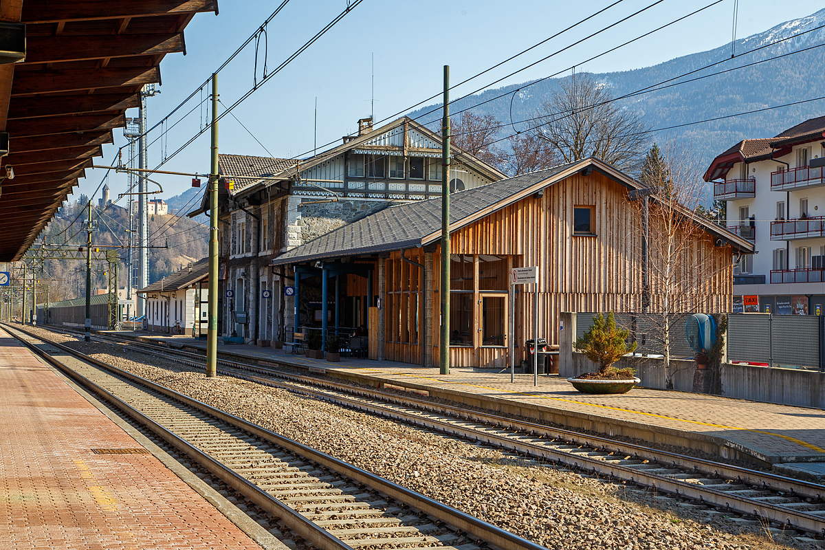 Der Bahnhof Bahnhof Sterzing-Pfitsch (Stazione di Vipiteno-Val di Vizze) an der Brennerbahn am 27.03.2022 von der Gleisseite.

Der Bahnhof Sterzing-Pfitsch befindet sich auf 949 m Höhe nahe dem Stadtzentrum von Sterzing im Wipptal. Von der schnell erreichbaren Altstadt ist er durch den Eisack und die SS 12 getrennt. Der Bahnhof liegt allerdings nicht in Sterzing, sondern auf dem Gebiet der Nachbargemeinde Pfitsch.

Der Bahnhof hat übrigens auch ein tolles Buffet.
