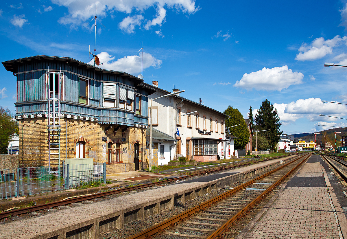 
Der Bahnhof Büdingen (Oberhessen) am 14.04.2018, links das Stellwerk Fahrdienstleiter und rechts das ehemalige Empfangsgebäude.

Der Bahnhof Büdingen (Oberhess) ist ein Bahnhof in der Stadt Büdingen. Der Bahnhof befindet sich in der Kernstadt und liegt an der Bahnstrecke Gießen–Gelnhausen (Lahn-Kinzig-Bahn). 

Der Bahnhof wurde am 30. Oktober 1870 als Endpunkt des dritten Abschnitts der Lahn-Kinzig-Bahn (Nidda–Büdingen) eröffnet. Bauherr war die Oberhessische Eisenbahn-Gesellschaft. Exakt einen Monat später wurde die Bahnstrecke dann bis nach Gelnhausen verlängert und somit auf kompletter Länge fertiggestellt.

Das Empfangsgebäude des Bahnhofs ist heute ein Kulturdenkmal nach dem Hessischen Denkmalschutzgesetz. Das Bahnhofsgebäude ist inzwischen in Besitz eines privaten Investors und dient seit Jahren nicht mehr als Bahnhof. 

Büdingen liegt im Tarifgebiet des Rhein-Main-Verkehrsverbundes (RMV). In Büdingen halten ausschließlich die Regionalbahnen der HLB Hessenbahn GmbH (Relation Gießen–Nidda–Glauburg-Stockheim–Gelnhausen - RB46 „Lahn-Kinzig-Bahn“). Es besteht ein 60-Minuten-Takt in beide Richtungen, welcher in den Hauptverkehrszeiten durch einzelne halbstündliche Verbindungen von und nach Nidda ergänzt wird. Gießen ist in rund 75 Bahnminuten, Frankfurt (mit Umstieg in Gelnhausen auf RE 50) in ca. einer Stunde erreichbar.

Die Lahn-Kinzig-Bahn bietet auch weitere Umsteigemöglichkeiten in Nidda (mit RB 48 Richtung Friedberg/Frankfurt) und in Glauburg-Stockheim (mit RB 34 Richtung Bad Vilbel/Frankfurt).
