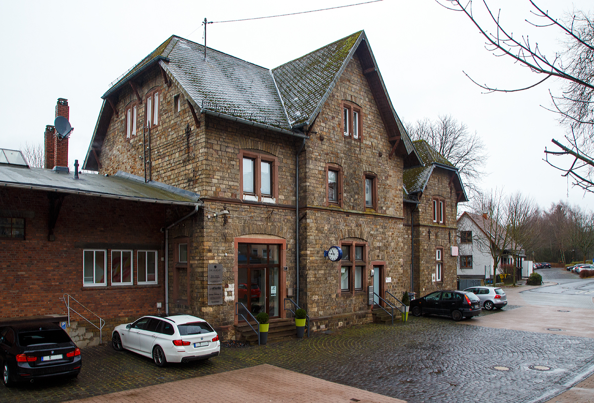 
Der Bahnhof Hachenburg am 04.01.2018, von der Stra�enseite.
Der Bahnhof Hachenburg liegt an der ca. 65 km langen Eisenbahnstrecke Limburg–Altenkirchen „Oberwesterwaldbahn“ (KBS 461). Die Strecke wird f�lschlicherweise teilweise auch als Westerwald-Sieg-Bahn bezeichnet, dieses ist die neue Bezeichnung der hier haltenden Regionalbahnlinie RB 90 der Hessischen Landesbahn von Siegen �ber Betzdorf(Sieg) - Au (Sieg) – Altenkirchen – Hachenburg – Westerburg nach Limburg. 

Die RB 90 f�hrt zwischen Siegen und Westerburg im Stundentakt. Zwischen Westerburg und Limburg jedoch nur im Zweistundentakt, da die erforderlichen Infrastrukturma�nahmen nicht fertiggestellt  wurden.In Sto�zeiten wird zwischen Betzdorf und Altenkirchen im 30-Minuten-Takt gefahren. Einzelne Z�ge fahren auch ab/bis Kreuztal.
