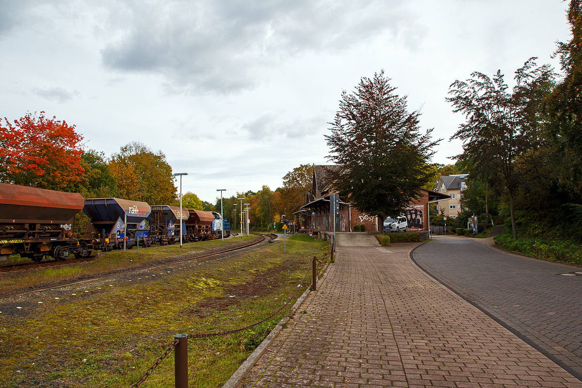 Der Bahnhof Hachenburg am 17.10.2021, links steht ein abgestellter Schotterzug.
Der Bahnhof Hachenburg liegt an der ca. 65 km langen Eisenbahnstrecke Limburg–Altenkirchen „Oberwesterwaldbahn“ (KBS 461). 