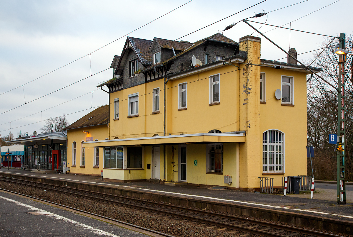 
Der Bahnhof Idstein (Taunus) von der Gleisseite am 13.01.2018. 
Der Bahnhof Bad Camberg liegt bei km 39,7 an der Main-Lahn-Bahn (KBS 627).