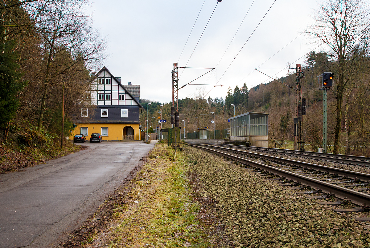 
Der Bahnhof Kirchhundem bei 76,2 km an der Ruhr-Sieg-Strecke (KBS 440) am 25.12.2017 von der Straßenseite (Blickrichtung Kreuztal). Heute ist er eigentlich nur noch ein Haltepunkt für die Regionalbahn (RB 91).

Zum Fahrplanwechsel am 10. Dezember 2017 verkehr t auf der Linie RB91 „Ruhr-Sieg-Bahn“  zwischen Siegen – Finnentrop die Hessische Landesbahn wieder mit vereinzelten Fahrten ergänzend zum Regelfahrplan der Abellio Rail NRW GmbH (Siegen – Finnentrop – Hagen) und zwar:
RB 91 „Ruhr-Sieg-Bahn“ Siegen – Finnentrop (täglich) als Zugnummer RB 24398 in Kirchhundem ab 23:44 Uhr und RB 91 „Ruhr-Sieg-Bahn“ Finnentrop – Siegen (Mo-Fr) als Zugnummer RB 24399 in Kirchhundem ab 4:16 Uhr 
Der RE 16 (Ruhr-Sieg-Express) hält nicht in Kirchhundem.

Die Ruhr-Sieg-Strecke ist eine 106 Kilometer lange zweigleisige, elektrifizierte Hauptstrecke von Hagen nach Siegen über Iserlohn-Letmathe, Finnentrop und Kreuztal. Die tunnelreiche Strecke führt überwiegend durch das Tal der Lenne und südlich von Lennestadt-Altenhundem über die Wasserscheide zwischen Ruhr und Sieg.

Noch heute werden schwere Güterzüge Richtung Süden zwischen Lennestadt-Altenhundem und Welschen Ennest bzw. Kreuztal mit einer zusätzlichen Lok nachgeschoben. Diese fährt danach wieder zurück nach Lennestadt-Altenhundem. Die Steigung beträgt zwar nur 12 ‰, ist aber sehr lang und kurvenreich. Daher sind häufige Geschwindigkeitswechsel notwendig. Vor der Elektrifizierung der Ruhr-Sieg-Strecke wurden fast alle Güterzüge bis Welschen Ennest nachgeschoben. Seltener hatten und haben Güterzüge ab Kreuztal bis Welschen Ennest diese Unterstützung.
