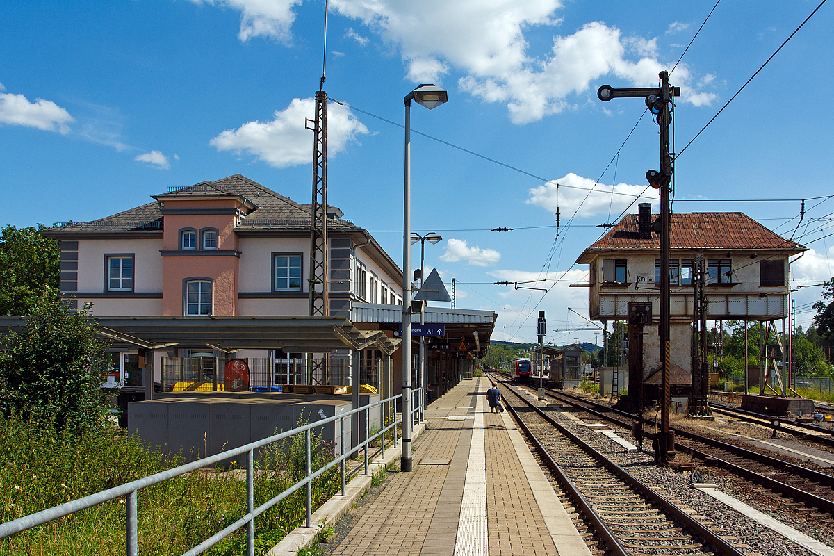 
Der Bahnhof Kreuztal am 12.07.2014. Der Bahnhof liegt an km 96,1 der Ruhr-Sieg-Strecke (KBS 440) und hier beginnt die Rothaarbahn (KBS 443) bzw. die Bahnstrecke Kreuztal–Cölbe