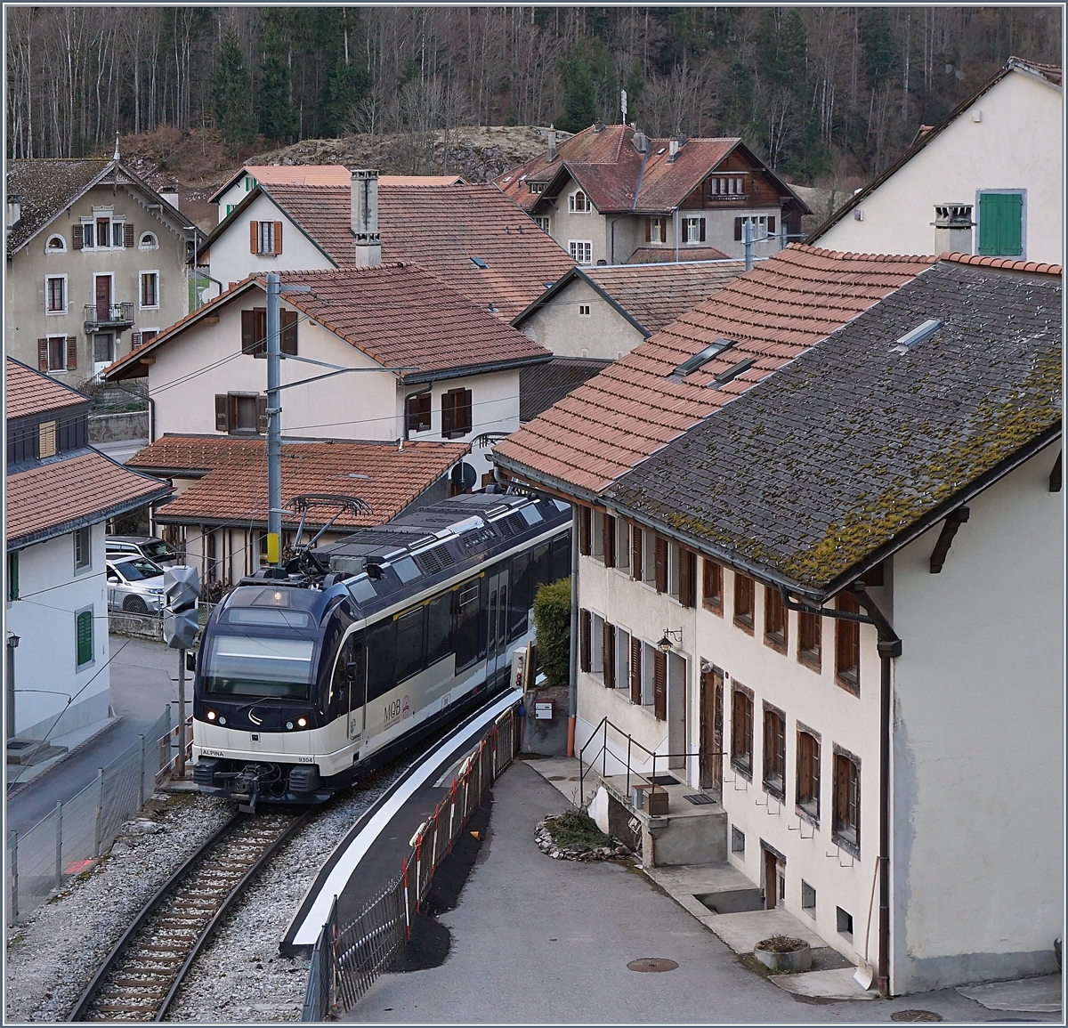 Der Bahnhof Montbovon auf der Strecke Montreux Zweisimmen gehört der TPF. Als diese den Bahnhof Montbovon im Frühjahr 2018 gründlich umbaute, war die MOB Strecke unterbrochen. Während von Osten her die Bahnersatzbus bis Montbovon fuhren, errichtete die MOB westlich des TPF Bahnhofs einen eigenen  Bahnhof , bzw. eine Bahnsteigkante. Somit konnten die Züge ab Montreux immerhin bis Montbovon fahren und auf einen wenig sinnvollen Busersatz konnte verzichtet werden. Im Bild der MOB ABe 4/4 9304  Alpina  der mit einem Zug nach Montreux auf die Abfahrt wartet. Das Bild zeigt recht deutlich die beengten Platzverhältnisse.   

2. April 2018