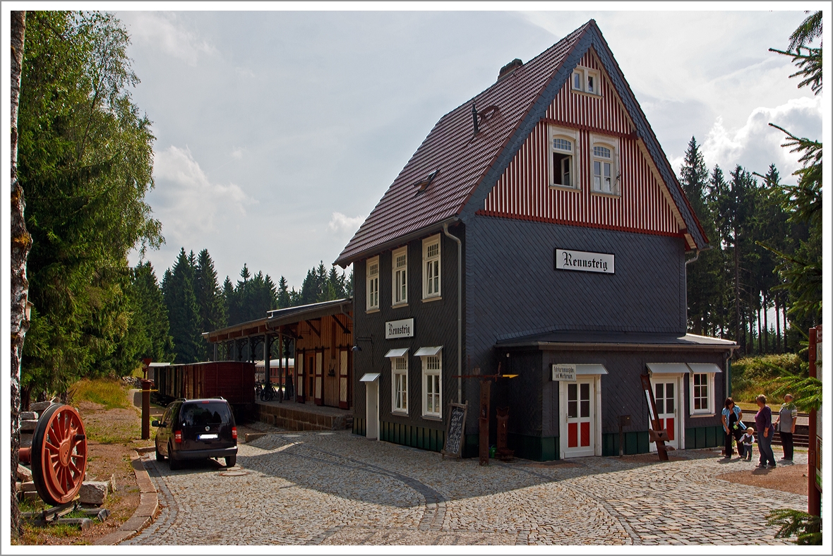 Der Bahnhof Rennsteig am 24.08.2013.

Der wundersch�ne Bahnhof Rennsteig ist ein ehem. Bahnhof an der Rennsteigbahn im Th�ringer Wald. Er ist einer der am h�chsten gelegenen Bahnh�fe in Th�ringen und liegt in 747 Metern H�he zwischen St�tzerbach und Schmiedefeld an Kilometer 33,38 der Bahnstrecke von Plaue nach Themar, deren mittlerer Teil die Rennsteigbahn ist.

Der damalige B�rgermeister der Stadt Schleusingen setzte sich Ende des 19. Jahrhunderts f�r eine Eisenbahnstrecke �ber den Rennsteig ein. Nach nur 18monatiger Bauzeit er�ffnete die Preu�ische Staatsbahn 1904 ihre erste Gebirgsbahn f�r den gemischten Reibungs- und Zahnradbetrieb. Das Bahnhofsgeb�ude selbst stammt aus dem Jahr 1906. Zwischen 1913 und 1965 bestand eine Kleinbahn nach Frauenwald, die am Bahnhof Rennsteig begann. Der letzte planm��ige Reiseverkehr durch den Bahnhof erfolgte 1998. Heute wird er f�r Veranstaltungen und သNostalgiefahrtenလ der Dampfbahnfreunde Mittlerer Rennsteig genutzt.

Der Bahnhof Rennsteig ist ein Kopfbahnhof. Dies war betriebsbedingt erforderlich, weil anfangs auf der Strecke Zahnradlokomotiven eingesetzt wurden, die zur Vermeidung eines Rei�ens der Waggonkupplung immer talw�rts stehen mussten. Durch die Spitzkehre am Scheitelpunkt der Bahnstrecke standen die Zahnradlokomotiven ohne ein Umsetzen automatisch talw�rts. 1927 erfolgte die Umstellung vom Zahnradbetrieb zum Reibungsbetrieb. Au�erdem wurde das Ziehen der Z�ge �ber die Steilstrecke zugelassen, so dass zum Umfahren der Z�ge ein entsprechendes Gleis im Bahnhof notwendig wurde. Der Kopfbahnhof am Scheitelpunkt der Bahnstrecke war n�mlich weiterhin erforderlich, weil bei Dampflokomotiven der Rauchabzug immer bergw�rts zeigen muss, um einen zu niedrigen Wasserstand im Kessel zu vermeiden.

Dass der Bahnhof Rennsteig den Scheitelpunkt der Rennsteigbahn bildet, wird durch zwei dort befindliche Schilder deutlich, die eine Wasserscheide kennzeichnen: am Gleis nach St�tzerbach befindet sich eine Tafel mit der Aufschrift Elbe, am Gleis nach Schmiedefeld eine Tafel mit der Aufschrift Weser.

Seit April 2010 zeigt sich der historische G�terboden im neuen Glanz. Im gem�tlichen Ambiente umgeben von Eisenbahnromantik ist eine Erlebnisgastronomie  Gleis 1  neuer Anziehungspunkt f�r Wanderer und Besucher. Es l�dt zum verweilen ein, man wird mit lokalen Speisen, hausbackenem Kuchen und einem umfangreichen Getr�nkeangebot verw�hnt. Bei deren Genuss kann man auf historische Wagen schauen.

Wir werden gerne nochmals hinfahen.