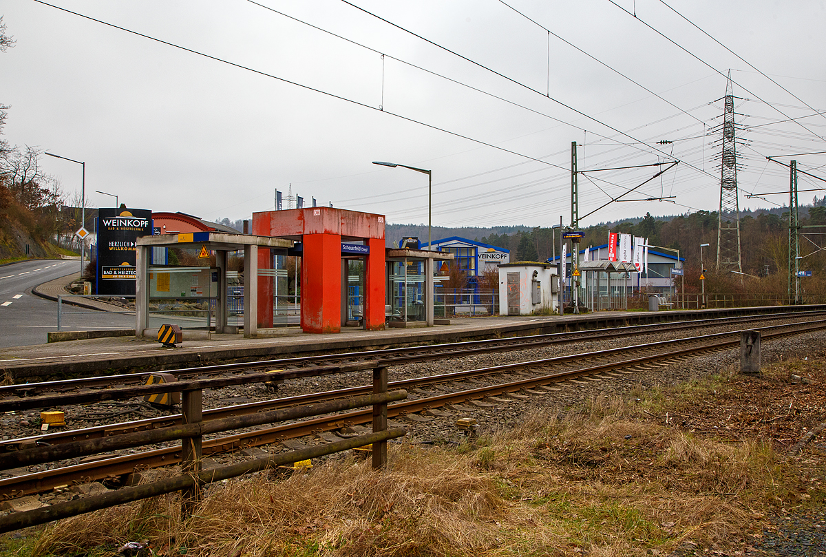 Der Bahnhof Scheuerfeld (Sieg), Bahnsteig 411 (für Züge in Richtung Betzdorf) am 15.01.2022.