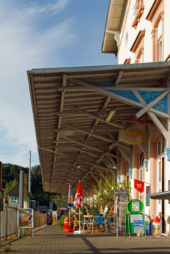 
Der Bahnhof Weilburg am 11.08.2014, das Schleppdach am Empfangsgebäude. Früher als Bahnsteigüberdachung, nach der Verlegung der Bahnsteige, heute eine Terrassenüberdachung.