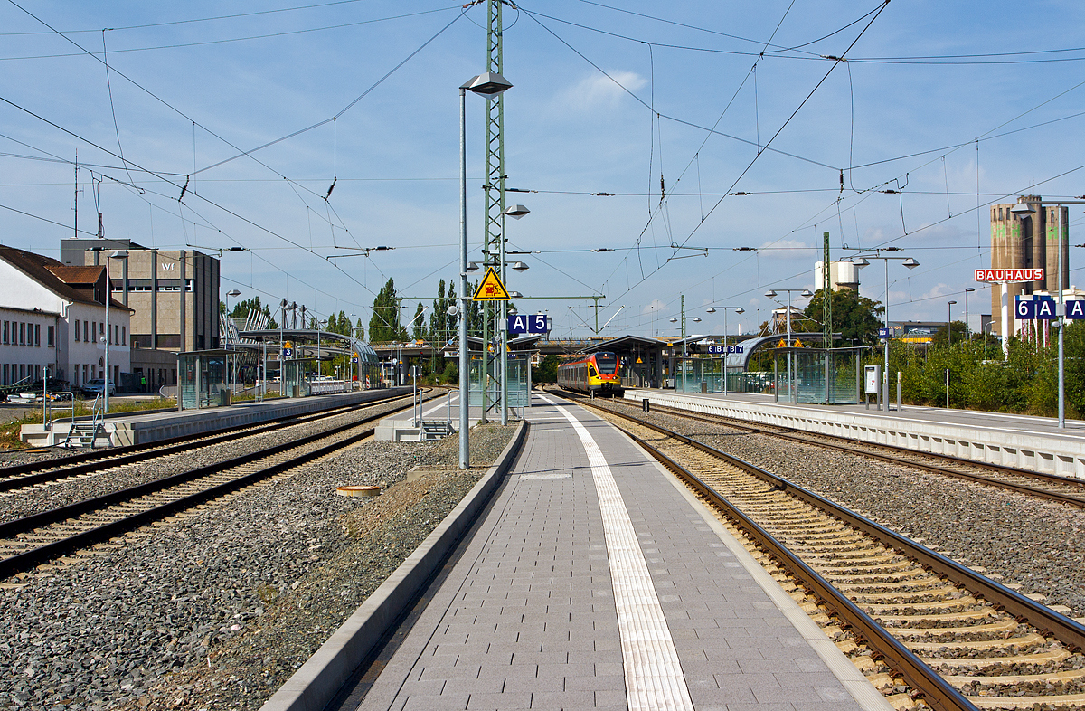 
Der Bahnhof Wetzlar am 21.08.2013.
Rechts die KBS 445 - Dillstrecke (km 153,4) und links beginnt die KBS 625 - Lahntalbahn (km 0,0).
