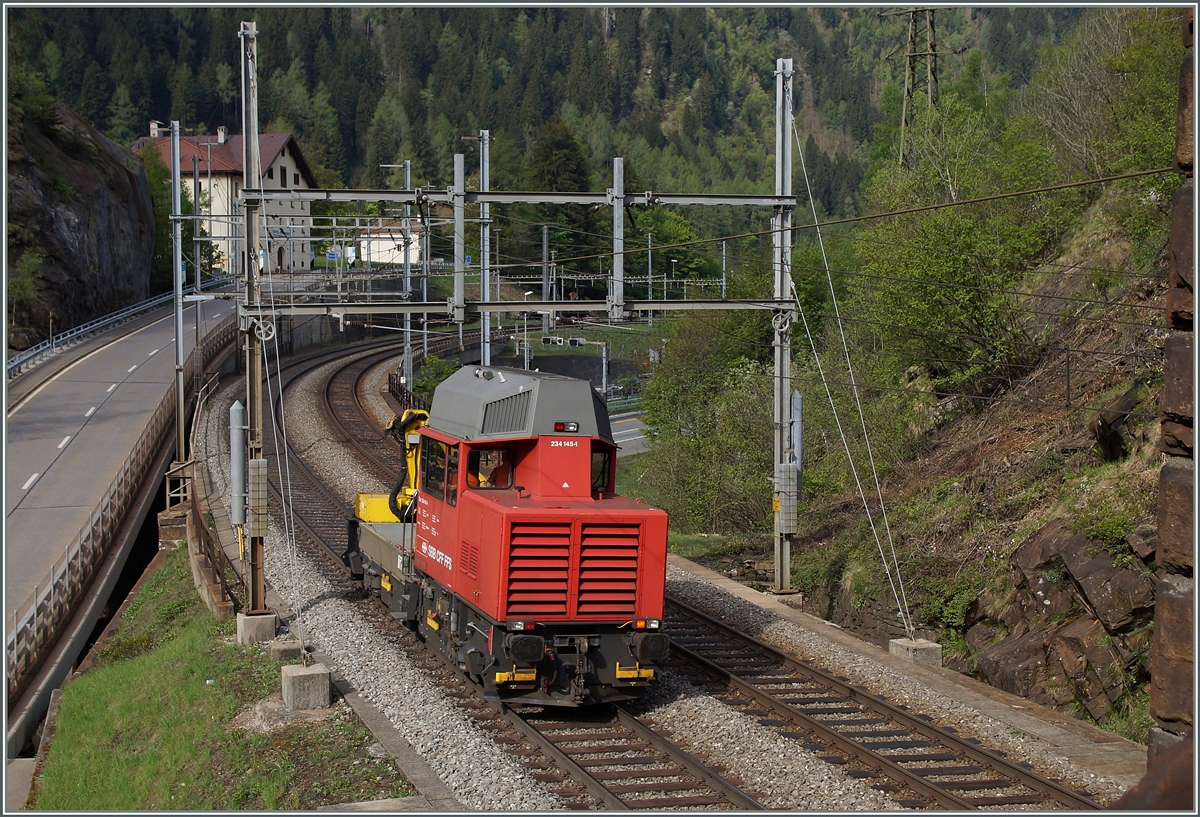 Der Bautraktor Tm 234 145-1 hat den Dazio Tunnel verlassen und erreicht nun Rodi Fiesso. 
6. Mai 2014
