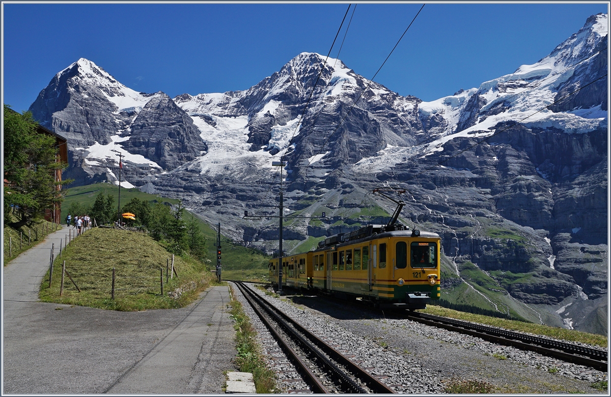 Der BDeh 2/4 121 mit einem modernen, ungefälligen Steuerwagen beim Halt auf der Wengener Alp.
8. Aug. 2016