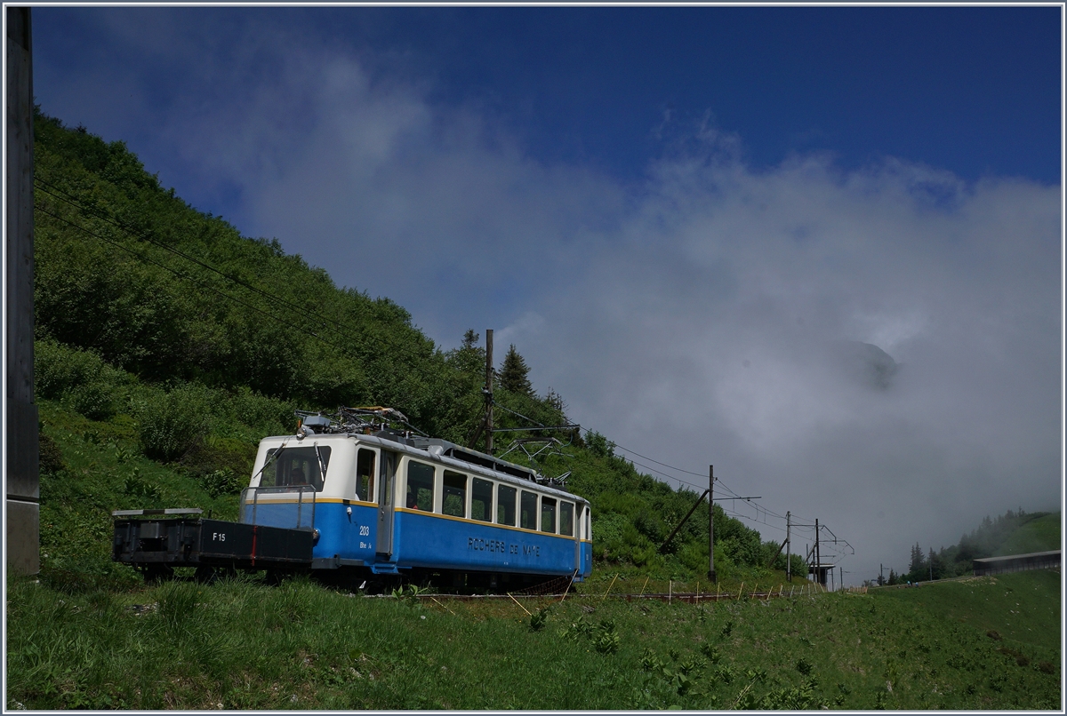 Der Bhe 2/4 203 mit dem Vorstellwagen F15 auf Bergfahrt oberhalb von Jaman.
3. Juli 2016