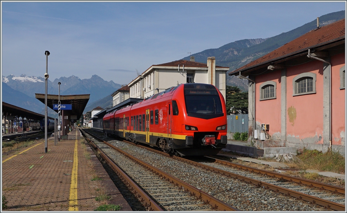 Der bimodulare FS Trenitalia BUM BTR 831 003 verl�sst als Regionale 2722 Aosta mit dem Ziel Torino Porta Nuova. Der Zug kann mit Dieselmotoren oder elektrisch mit 3000 Volt Gleichstrom betreiben werden, verf�gt f�r die Achsanordnung Bo' 2'2'2' Bo' und die UIC Bezeichnung (des Antriebsmodul) lautet 90 83 1831 012-1 I-TI. 

27. September 2021