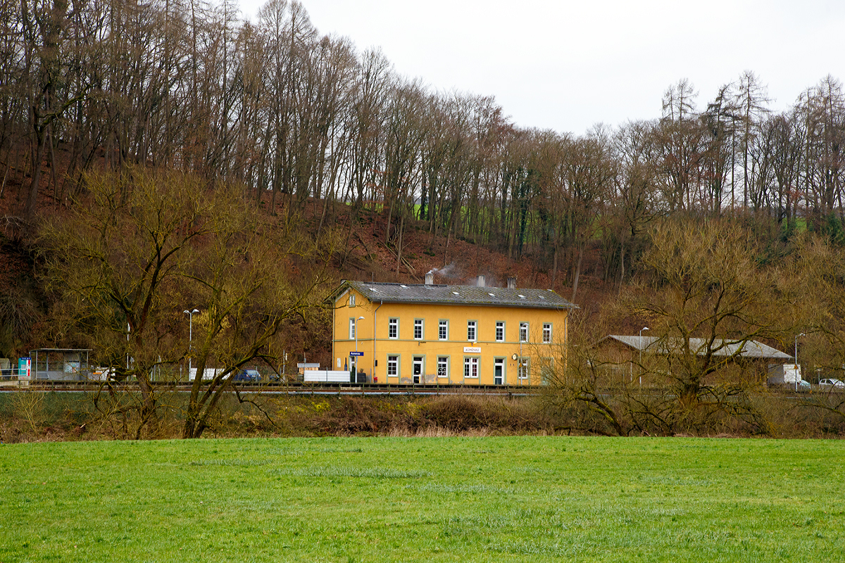 
Der Blick �ber Wiesen, die Lahn und das Gleis hinweg auf den Bahnhof Aumenau am 13.01.2018. 
Der Bahnhof Aumenau liegt bei km 35,0 an der Lahntalbahn (KBS 625). Er befindet sich gegen�ber der Ortschaft Aumenau am Ufer der Lahn. 