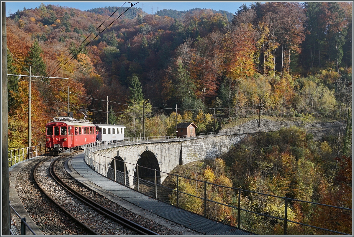 Der Blonay-Chamby ABe 4/4 35 ist mit einem Personenwagen auf dem Weg nach Blonay und überquert das Baye de Clarens Viadukt. 

31. Okt. 2021