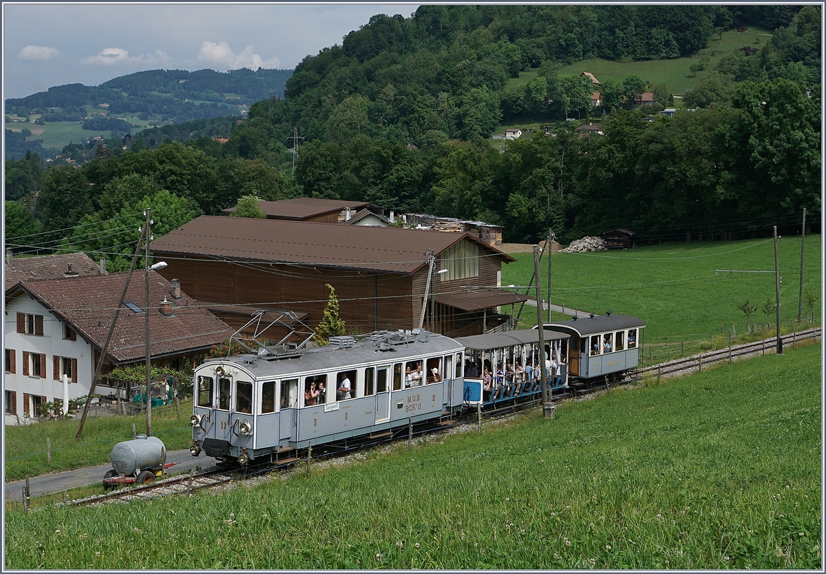 Der Blonay-Chamby MOB BCFe 4/4 N� 11 f�hrt mit einer bunten Wagengarnitur Richtung Chaulin.
3. Juni 2017
