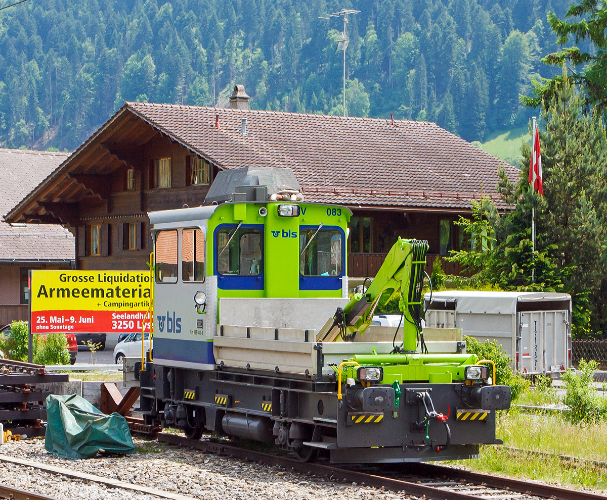 
Der BLS Baudiensttraktor Tm 235 083-3 (CH-BLS 98855 235 083-3) ein RACO Tm DT4H (Tm 2/2) abgestellt am 28.05.2012 bei D�rstetten, aufgenommen aus fahrendem Zug. 

Der Baudiensttraktor wurde 1980 unter Fabriknummer 1846 bei RACO (Robert Aebi) gebaut.

Technische Daten:
Spurweite: 1.435 mm
Achsfolge: B
L�nge �ber Puffer: 9.960 mm
Eigengewicht: 19 t
H�chstgeschwindigkeit: 75 km/h
Leistung: 175 kW (238 PS)
Motor: Deutz Dieselmotor 
Getriebe: Hydrostatisches Twin Disc Getriebe