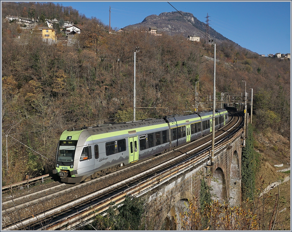 Der BLS  Lötschberger  RABe 535 112 auf der Fahrt von Domodossola nach Bern kurz nach Preglia.
21. November 2017