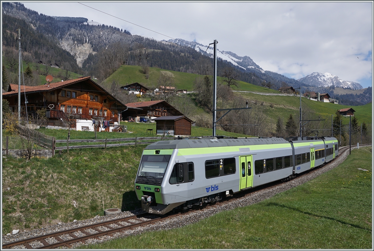Der BLS Nina RABe 525 028 ist bei Enge im Simmental auf der Fahrt nach Bern. 

14. April 2021