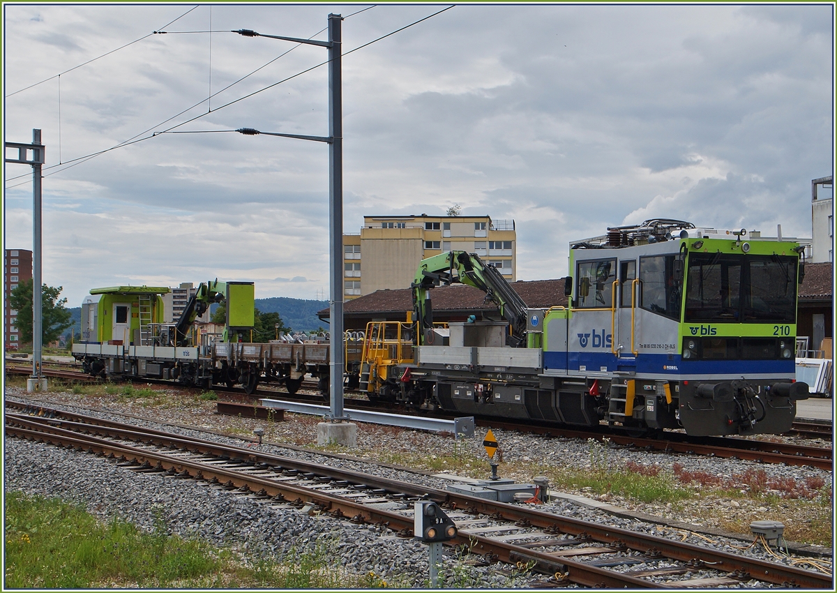 Der BLS  Robel  Tm 235 210 (UIC 98 85 5235 210-2 CH-BLS) steht in Grenchen Nord.

5. Juli 2014