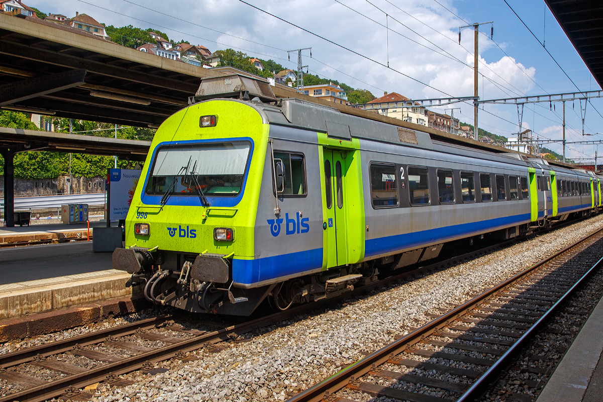 
Der BLS Steuerwagen 998 (Bt 50 85 80 – 35 998-4 CH-BLS) ein 2. Klasse Einheitswagen III (EW III), ex 1. Klasse Wagen, eingereiht am 18.05.2018 in einem BLS EWIII -  Pendelzug im Bahnhof Neuchâtel. 

Die BLS ließ 2005 bis 2006 zwei 1. Klasse Einheitswagen III zu den Steuerwagen Bt 50 85 28-34 997 und 998 umbauen.

TECHNISCHE DATEN:
Spurweite: 1.435 mm (Normalspur)
Wagenlänge über Puffer:  25.080 mm
Drehzapfenabstand: 18.760 mm
Eigengewicht: 31 t
Sitzplätze: 60 in der 2. Klasse