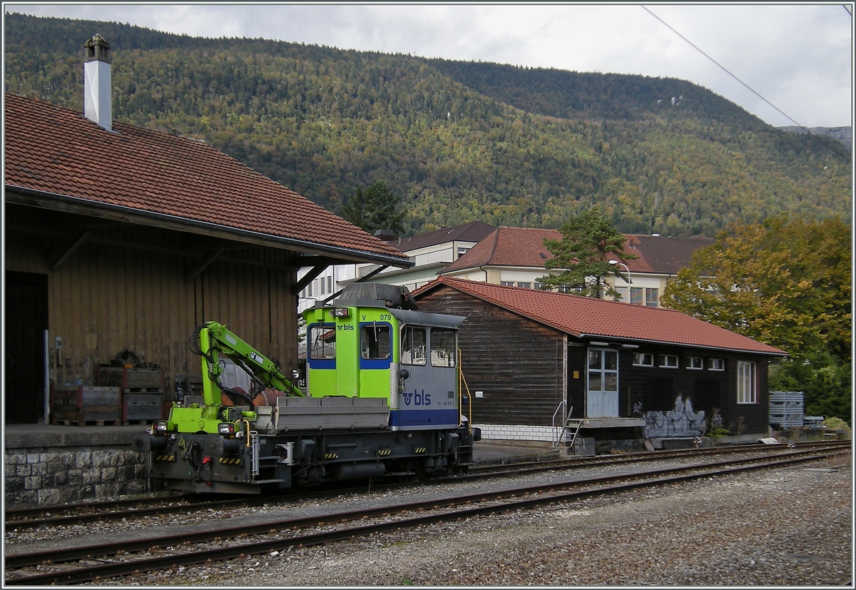 Der BLS Tm 235 079-1 in Grenchen Nord. Da nach dem Deutsch/Franz�sichen Krieg (1871) Frankreich den direkten Zugang �ber Basel verlor, baute die BLS die Moutier - Lengnau Bahn (MLB), welche via Delle und L�tschberg Frankreich wieder einen Zugang zur Alpens�dseite brachte. Der erste Weltkrieg verschob erneut die Grenzen und so erlangte die MLB kaum je ihre ihr zugedachte Bedeutung, so dass sie von Beginn an (und bis heute) dem Schweizerisch Binnenverkehr Biel - Basel diente, welcher mit SBB Fahrzeugen abgewickelt wurde. 12. Oktober 2013