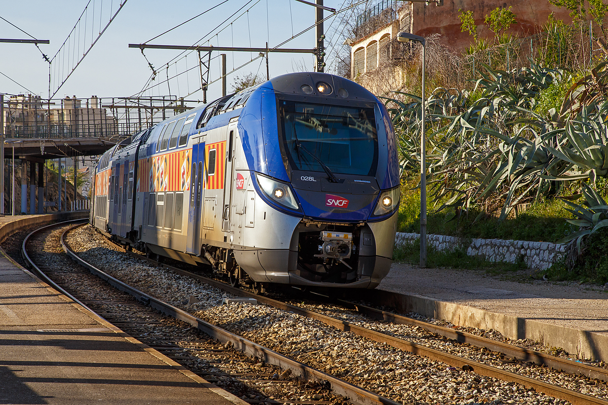 Der Bombardier - Régio2N Triebzug (Rame) 028L (Endwagen Z 55555/56) ein achtteiliger elektrischer Doppelstocktriebzug vom Typ Bombardier OMNEO der SNCF / TER Provence-Alpes-Côte d'Azur fährt am 26.03.2015 durch den Bahnhof Marseille-Blancarde.

An dem Nachsetzbuchstaben kann am auch die Triebzugzusammenstellung erkennen:
L = Longue (Lang): achtteilig, 109,910 m lang, besteht aus einem ein- und doppelstöckigen Endwagen und aus je drei ein- und zweigeschossigen (kurz oder lang) Mittelwagen;
C = Courte (Kurz): sechsteilig, 80,945 m oder 82,695 m lang
M = Moyenne (Mittel): siebenteilig, 94,975 m lang
EL = Extra Longue (Extra Lang): zehnteilig, 135,375 m lang

Weitere Beschreibung der Triebzüge vom Typ Régio2N unter: http://hellertal.startbilder.de/bild/deutschland~museen-und-ausstellungen~inno-trans-2014/378469/der-sncf-rgio2n-009l-baureihe-z.html  