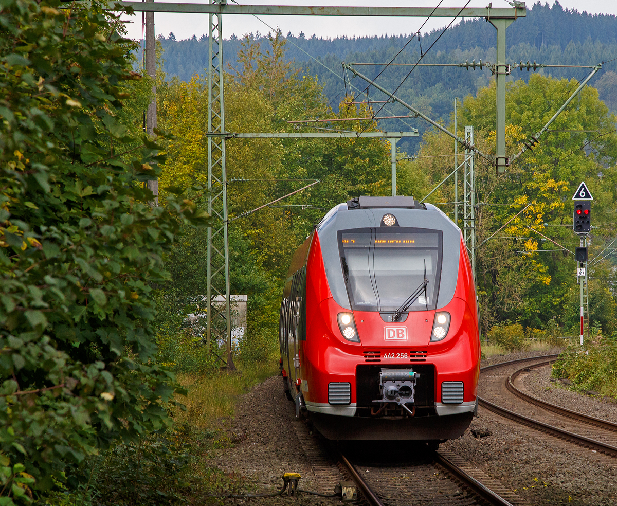
Der Bombardier Talent 2 - 442 256 (94 80 0442 256-4 D-DB) der DB Regio NRW erreicht am 23.09.2017, als RE 9 - Rhein Sieg Express (RSX) Siegen - Köln - Aachen, den Bahnhof Kirchen an der Sieg. 

Nochmals einen freundlichen Gruß an den netten Tf zurück.