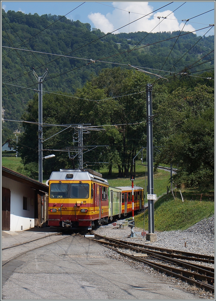 Der BVB Beh 4/4 83 schiebt seinen Regionalzuzg 46 von Bex nach Villars kurz nach der Abfahrt in B�vieux bergw�rts. 
12. Aug. 2015
