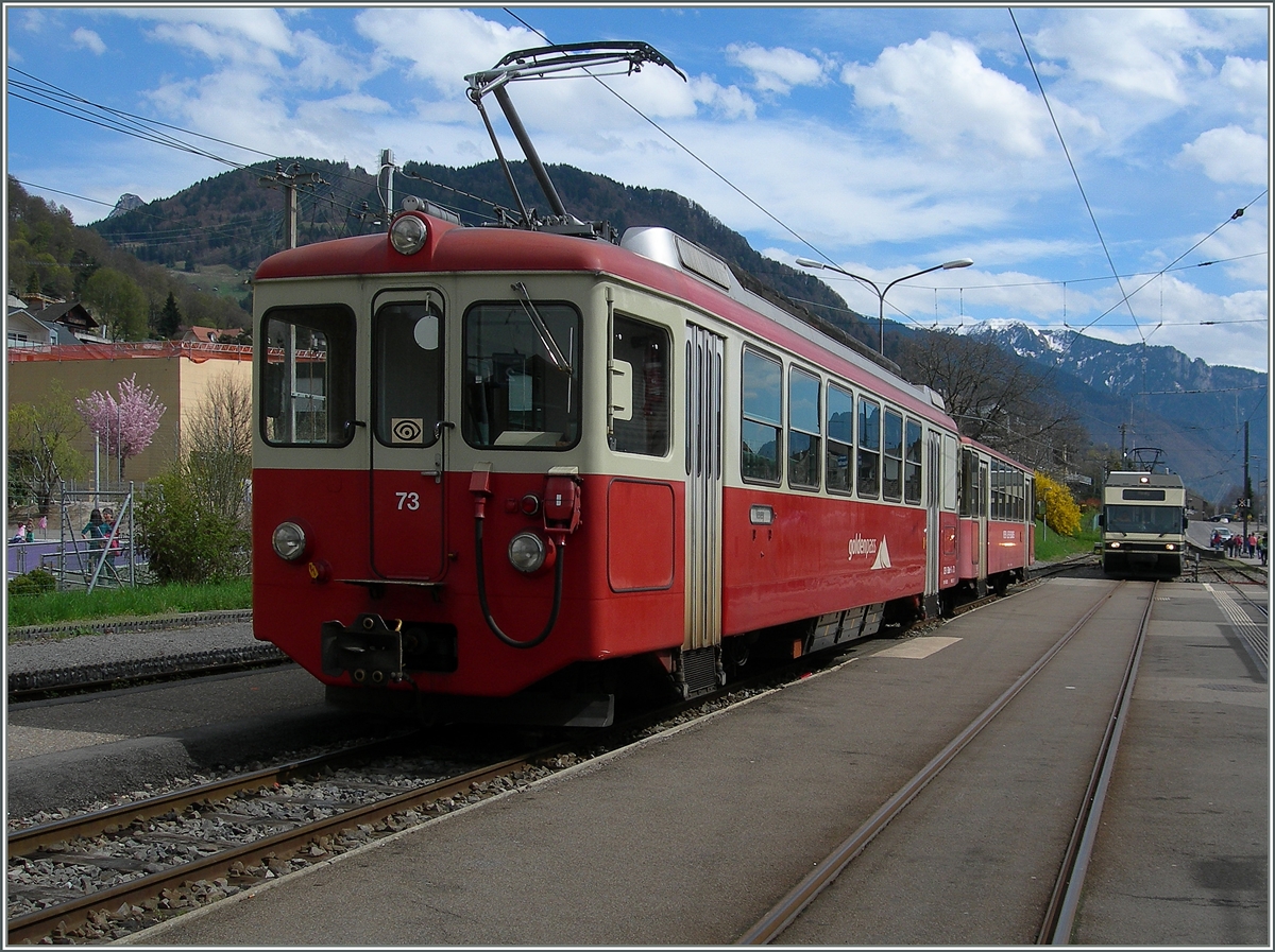 Der CEV BDeh 2/4 7 ist mit seine mBt 222 als Regionalzug 1335 von Vevey in Blonay eintroffen und fährt nun aufs Abstellgleis.
12. April 2016