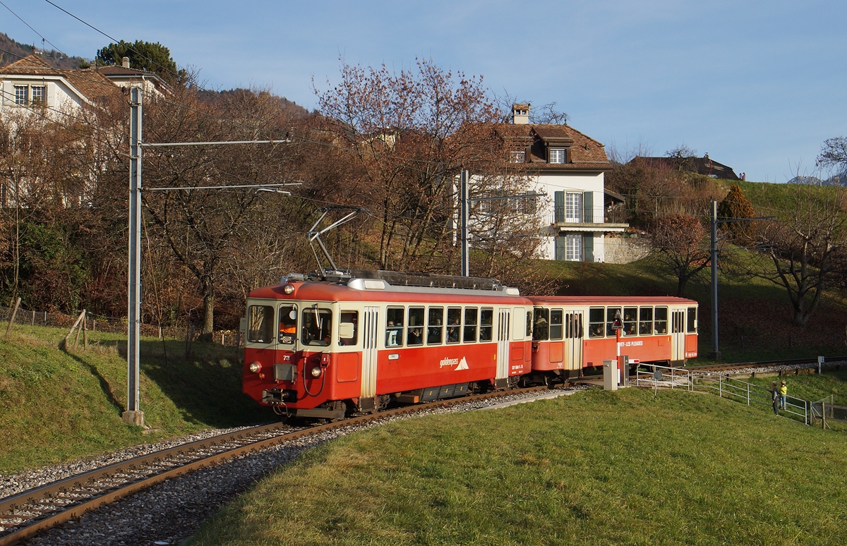 Der CEV BDeh 2/4 mit Bt unterwegs Richtung Vevey kurz vor St-Légier Gare.
11. Dez. 2015