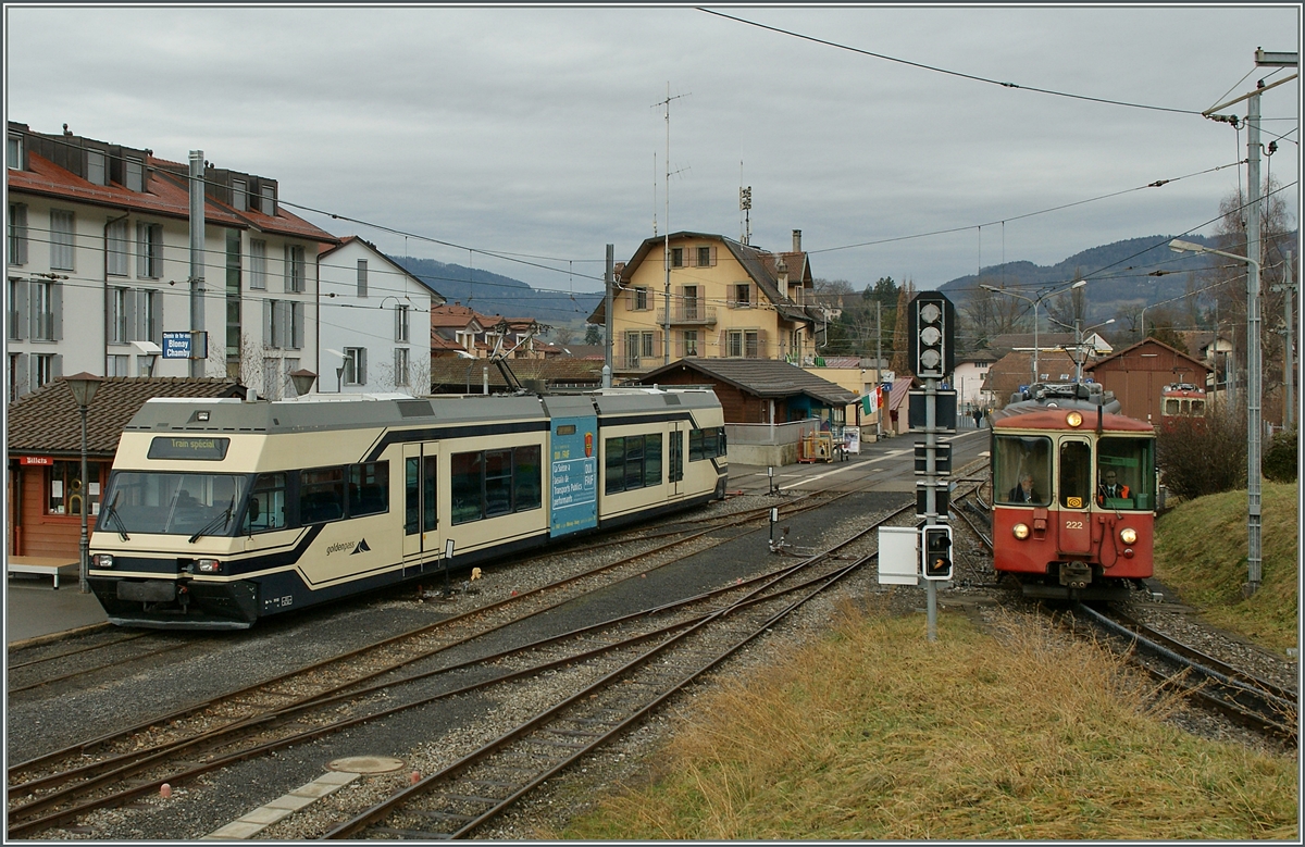 Der CEV GTW 2/6 wartet in Blonay, währned der Beh 2/4 75 und Bt 222 die Gäste Richtung Les Pleiades transportiert. 
Blonay, den 16. Jan 2014