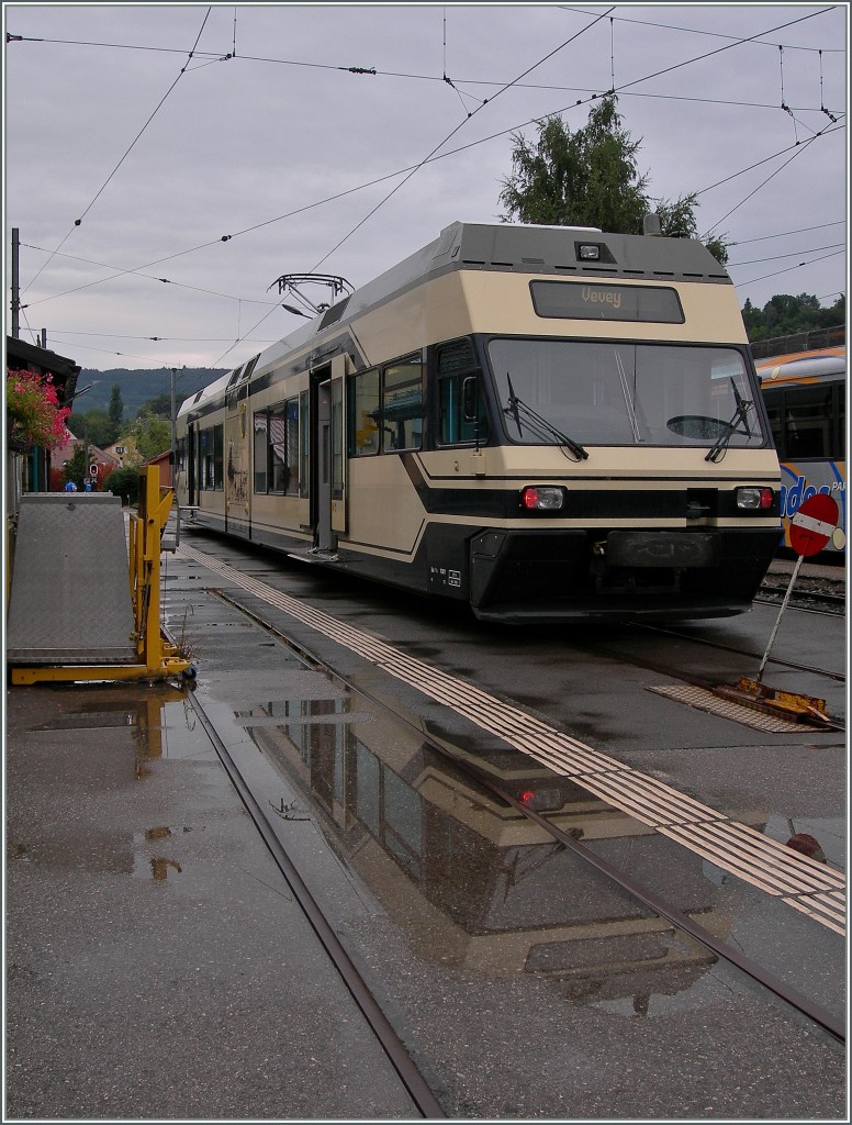 Der CEV GTW Be 2/6 7001  Vevey  und sein Spiegelbild in Blonay. 
25. Aug. 2013