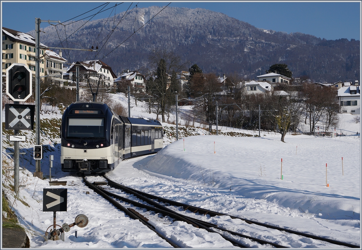 Der CEV MVR ABeh 2/6 7504 verlässt den verschneiten Bahnhof St-Légier Gare.
18. Jan. 2017