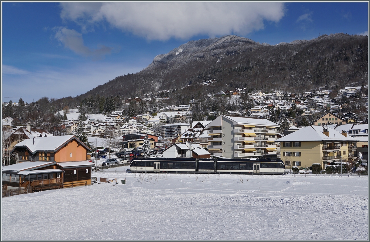 Der CEV MVR ABeh 2/6 7505 ist auf dem Weg nach Vevey und zeigt sich hier zwischen dem Bahnhof von Blonay und der Haltestelle Château de Blonay. im Hintergrund der Les Pleiades.

26. Jan. 2021