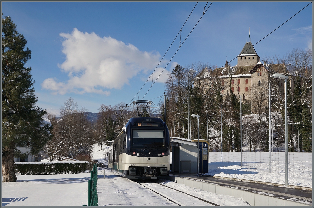 Der CEV MVR ABeh 2/6 7507 auf dem Weg nach Vevey beim Halt in Château de Blonay. 

26. Jan. 2021