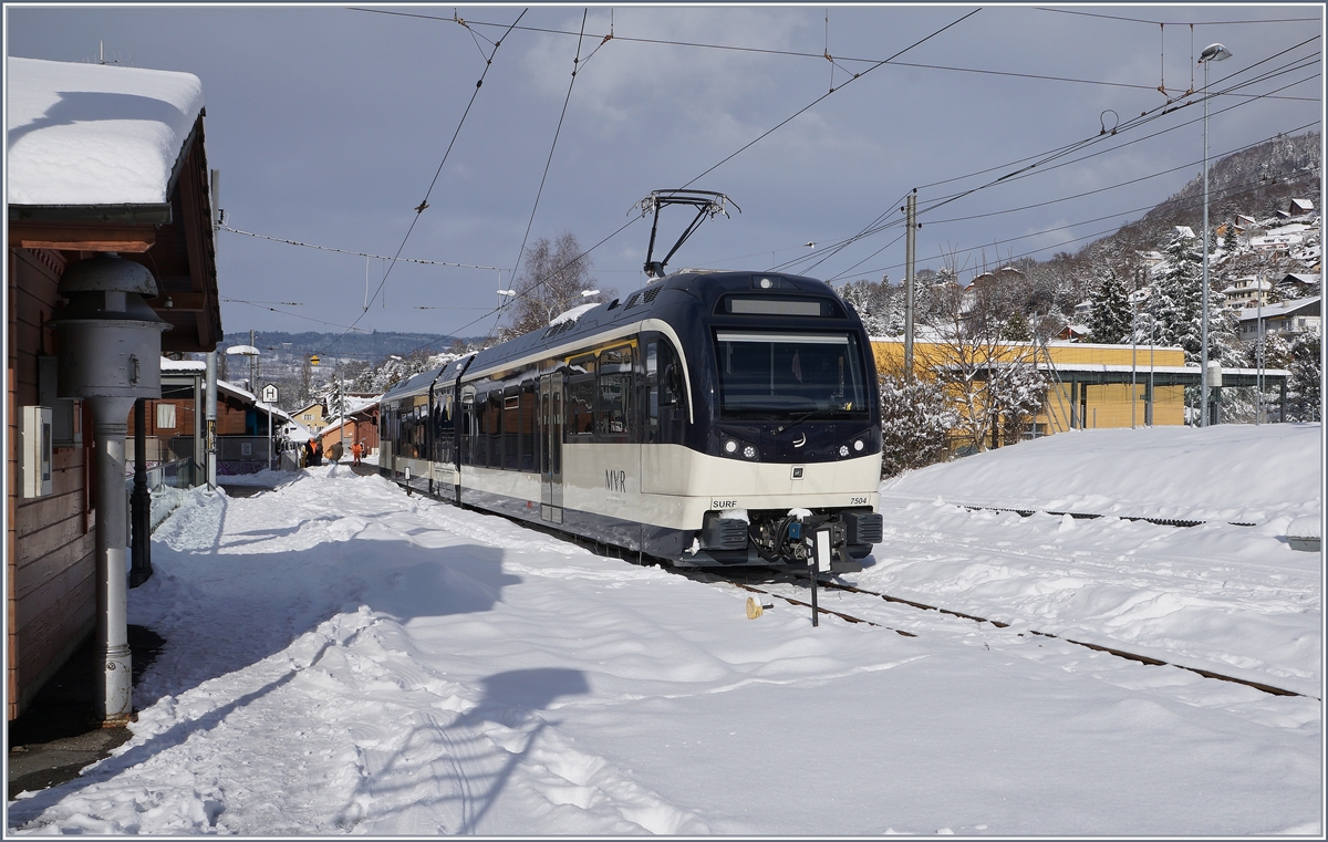 Der CEV MVR GTW ABeh 2/6 7502 beim Blonay-Chamby Bahnhof Blonay.
15. Jan. 2017