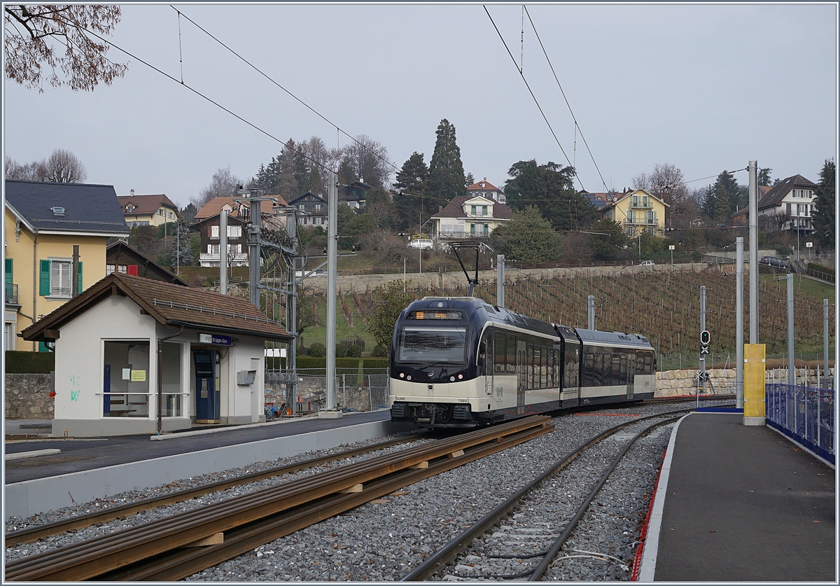 Der CEV MVR SURF ABeh 2/6 7503  Blonay-Chamby  beim Halt im neu gestalteten Bahnhof von St-Légier Gare. Immerhin, das  Bahnhofsgebäude  (und auf diesem Bild kaum zu sehen) der mächtige Baum auf dem Bahnhofsplatz sind geblieben. 
 28. Dez. 2018